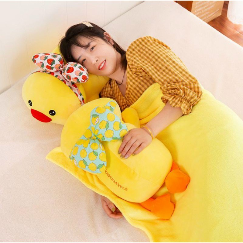 Bộ chăn kèm gối 2in1 hình chú vịt đeo nơ cho bé đi học, làm việc văn phòng