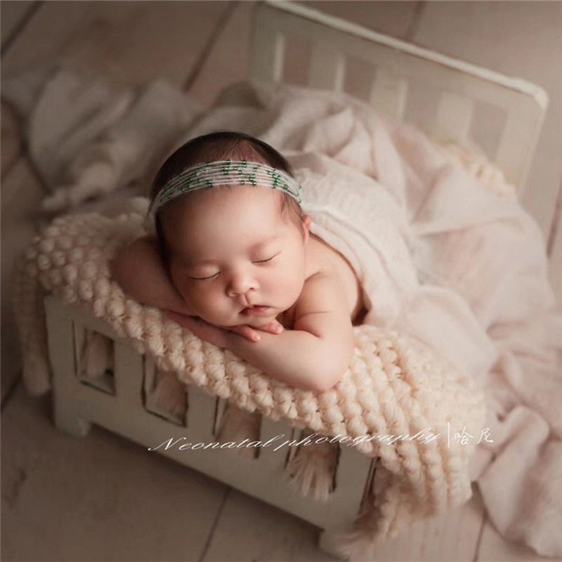 Đạo cụ giường gỗ làm phông nền chụp ảnh cho trẻ sơ sinh