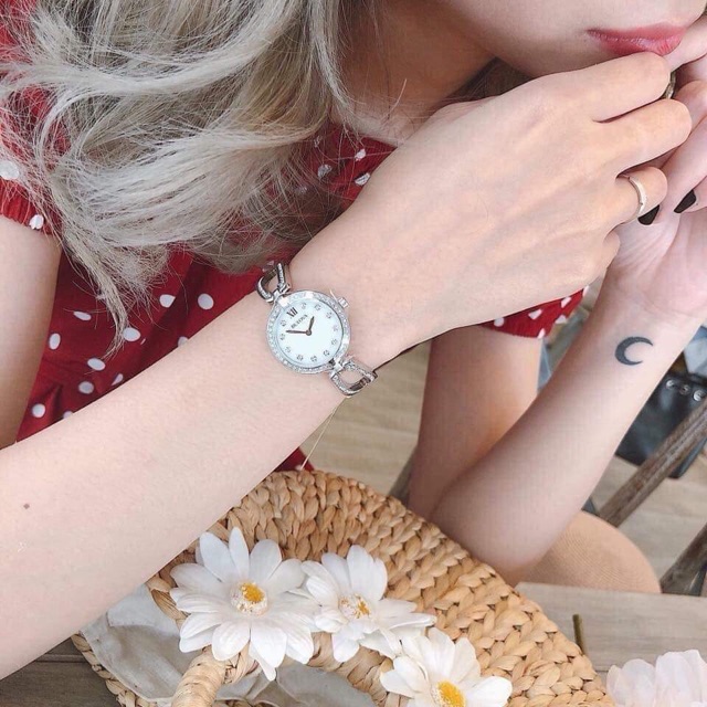 Đồng hồ nữ Bulova 96L223 vừa là lắc tay, vừa là đồng hồ xinh xắn, thích hợp cho các nàng tay Tấm nhỏ nhắn!