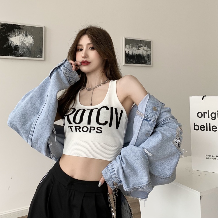 Áo croptop QKOOLE không tay hoạ tiết chữ phong cách Hàn Quốc