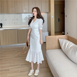 đầm trắng dáng dài cổ V đuôi cá