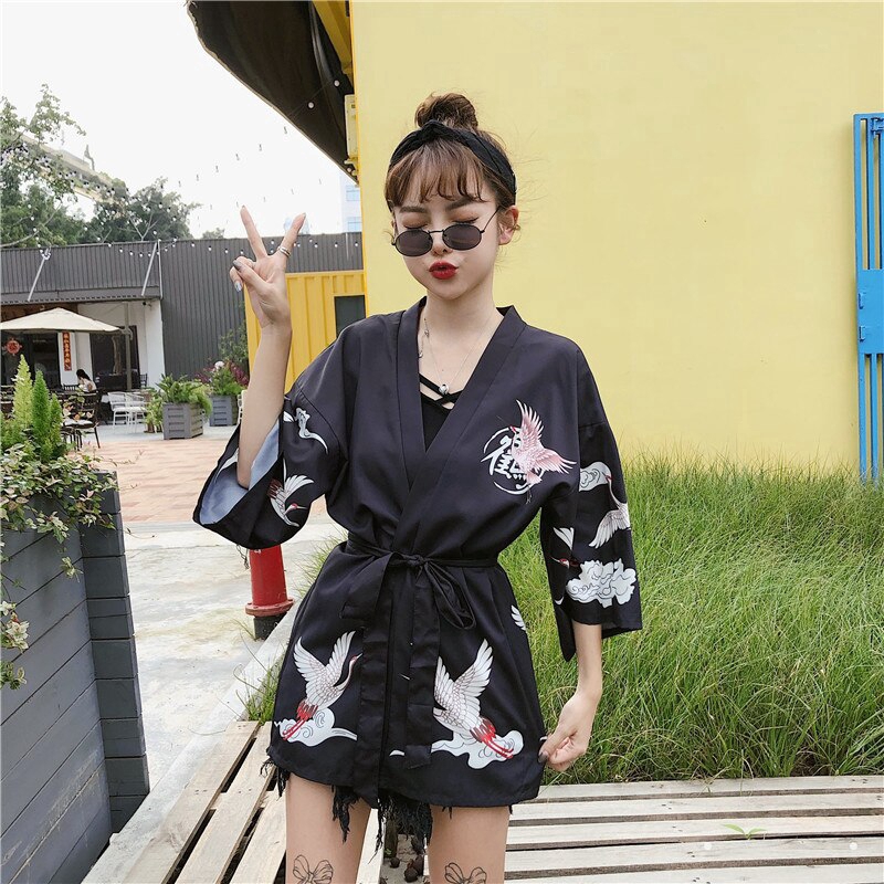 Áo Khoác Kimono Trắng Đen Họa Tiết Hạc Phong Cách Nhật Bản Cho Nữ | BigBuy360 - bigbuy360.vn