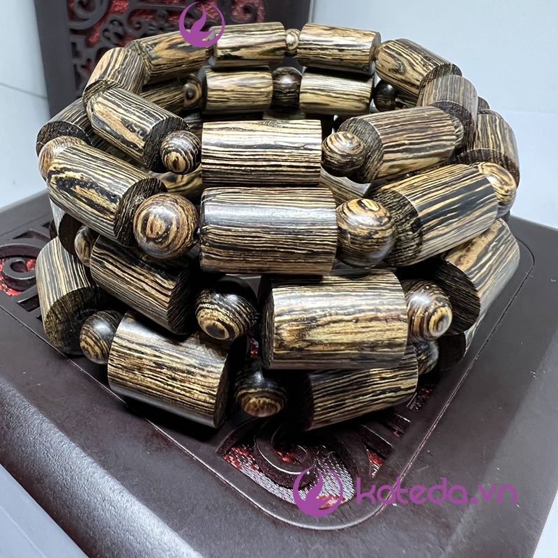 (Tặng 5 dây xâu + hộp đựng Vip ) Vòng Tay Gỗ Trầm Hương Sánh Chìm Phối Tỳ Hưu Đồng Thau không đen , không xĩn màu.