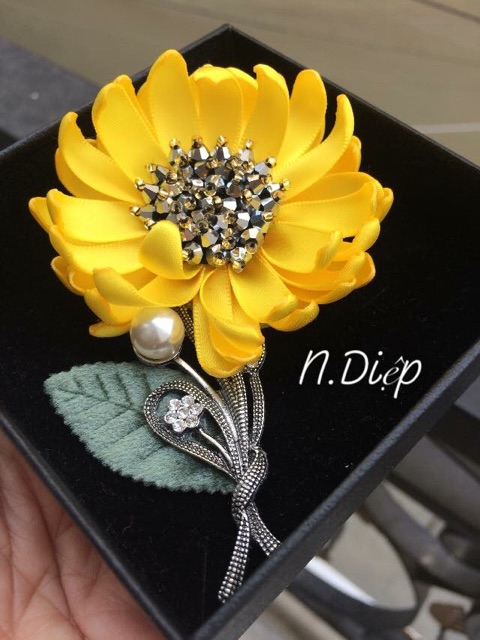 Hoa cài áo đính đá phalê cao cấp