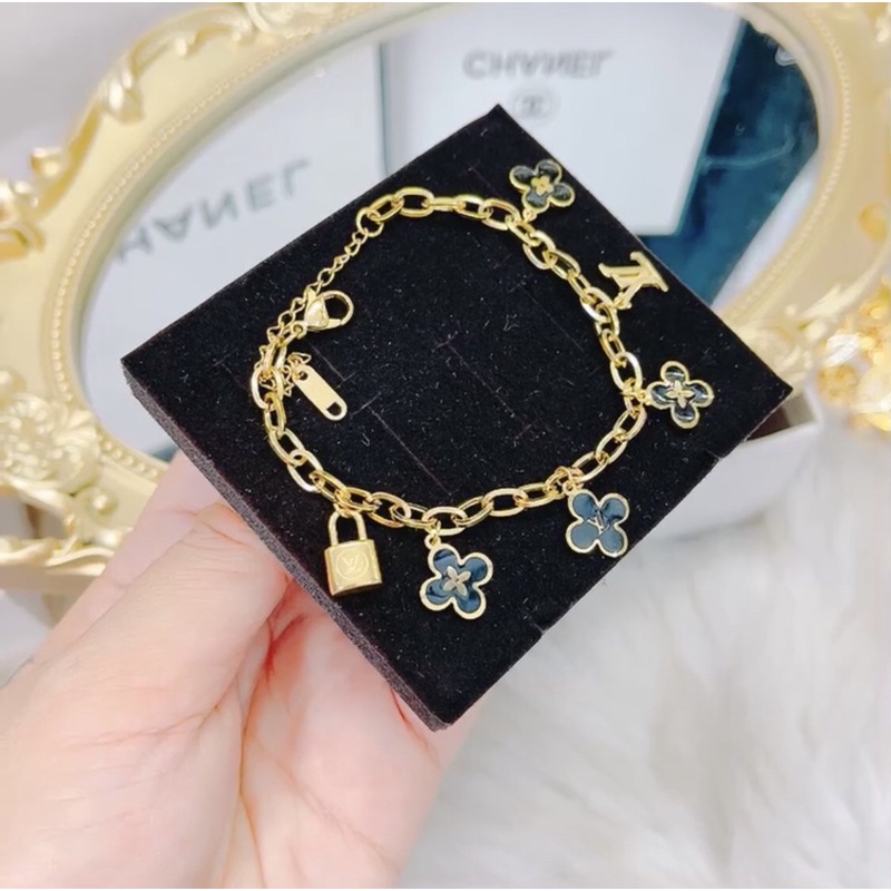 Lắc tay LV phối charm cá tính