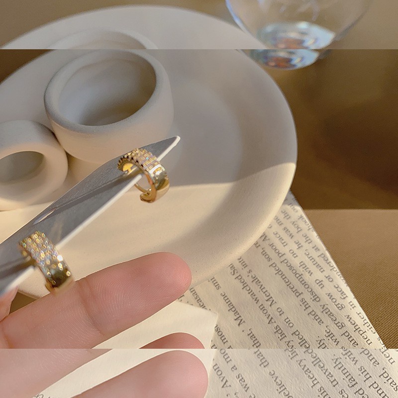 Đôi khuyên tai hình nhẫn đính đá zircon thời trang sang trọng cho nữ