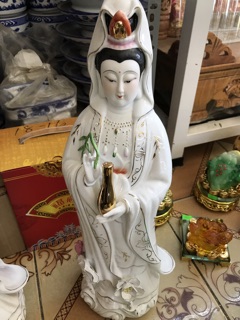 Tượng quan âm sứ đứng