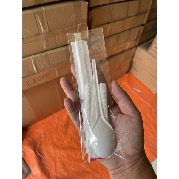 1 thùng 5000c thìa nhựa trắng đủ slg.