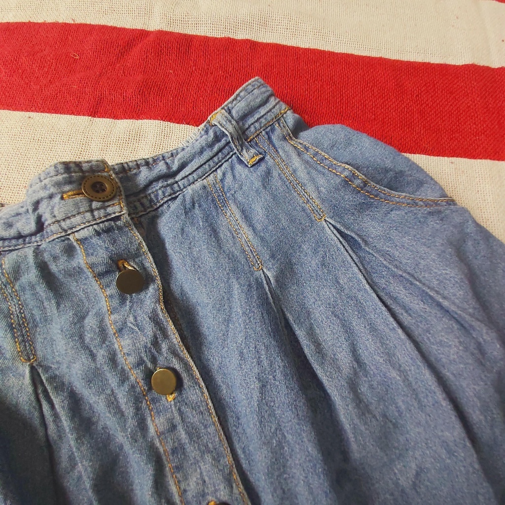 Chân váy jean dài xếp ly nút cài