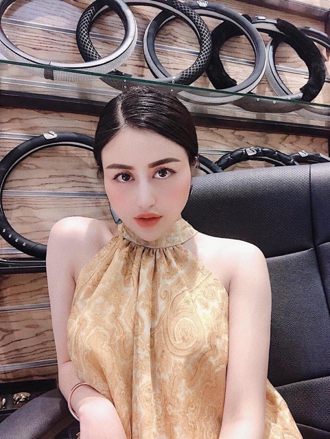 Váy hoa vàng cổ yếm