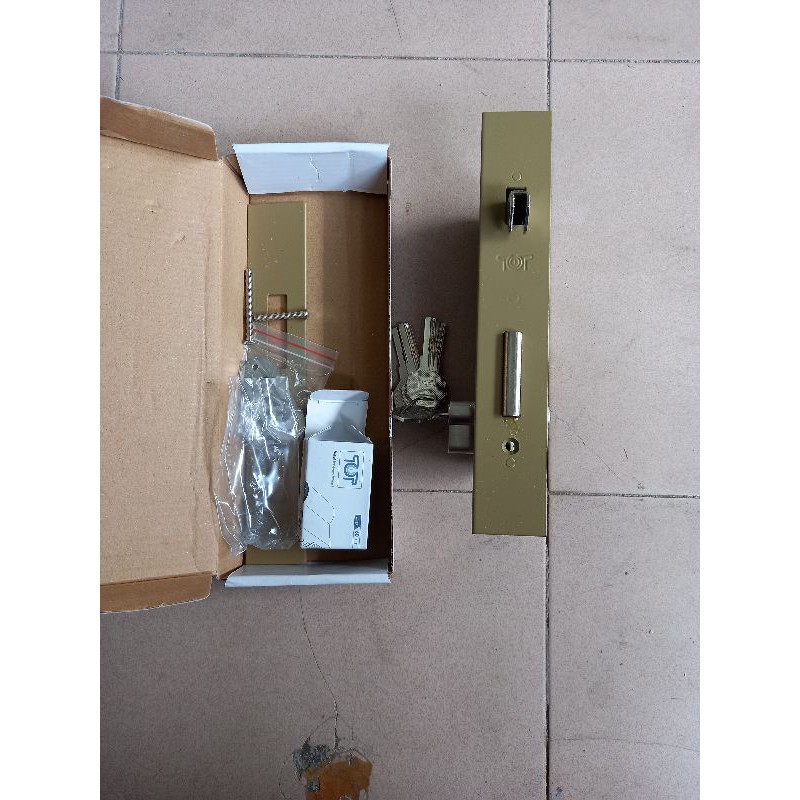 khóa cửa Lùa