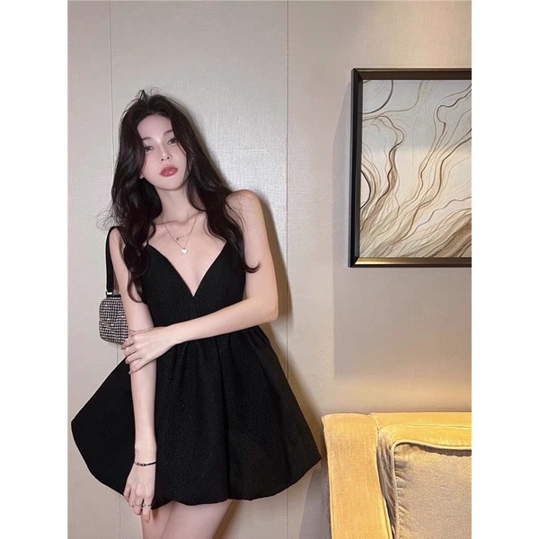 ĐẦM ĐEN HỞ LƯNG CHÉO NGỰC DÁNG BÍ 2 DÂY