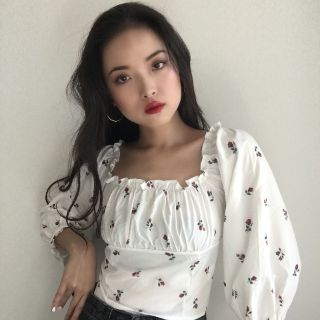 (SẴN) Áo trễ vai trắng điểm hoa