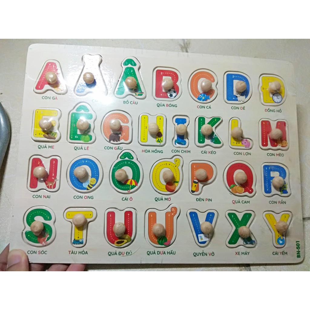Bảng núm gỗ giúp bé nhận biết các màu sắc, các hình và chữ cái.