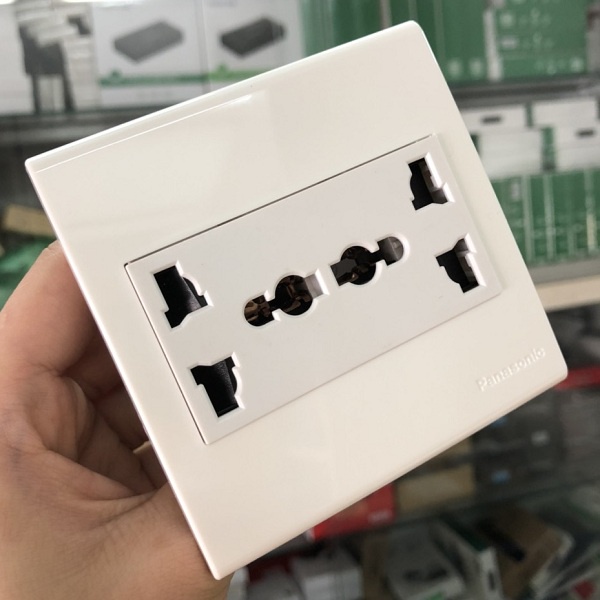 Ổ cắm điện đôi 3 chấu đa năng chuẩn Anh lắp mặt Panasonic hình vuông