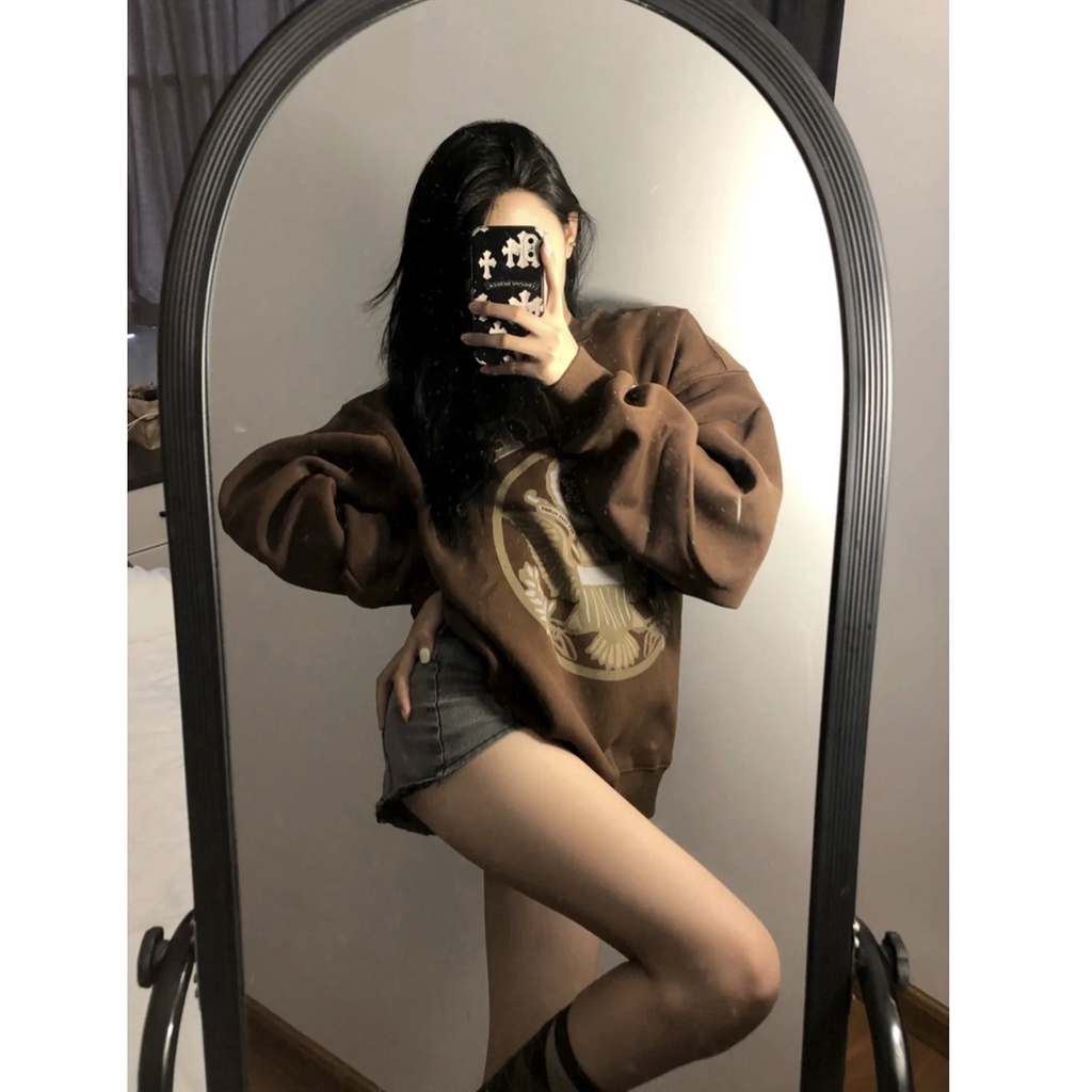 Áo sweater nữ tay dài cổ tròn dáng rộng in hình huy hiệu phong cách Hàn Quốc | BigBuy360 - bigbuy360.vn