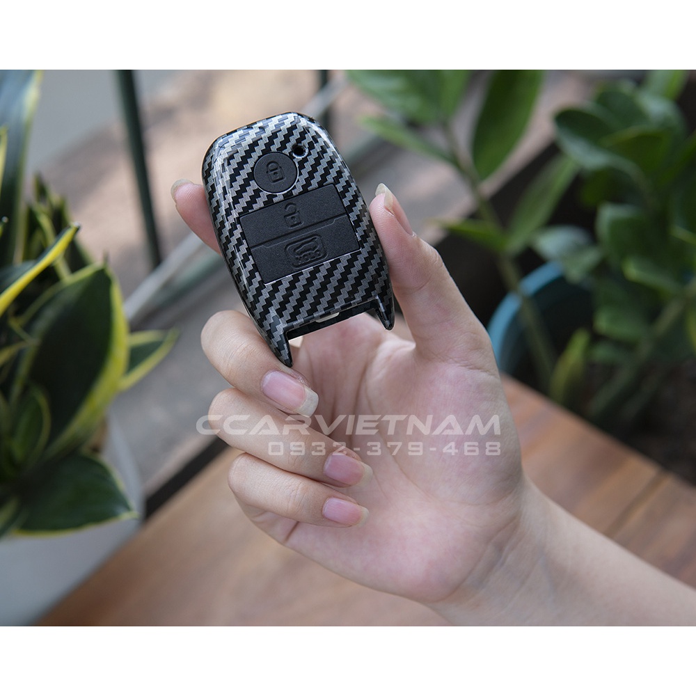 Ốp Khóa Ô Tô KIA Soluto, Seltos, Sorento (2016-2020), Cerato (2016-2018), Morning (Mẫu 3 nút) Vân Carbon Cao Cấp
