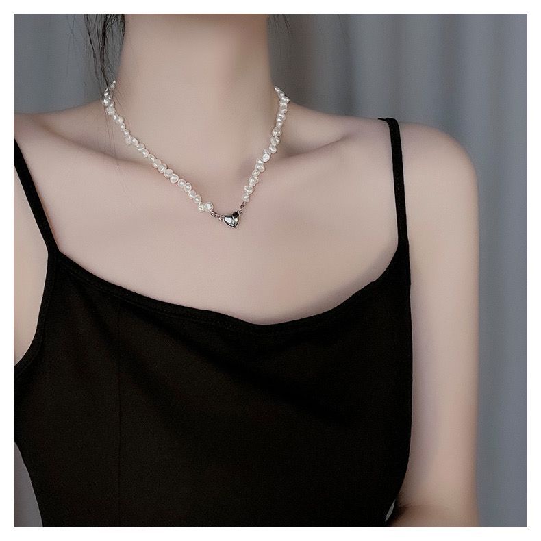 Vòng cổ chuỗi hạt ngọc trai gắn hình trái tim sành điệu