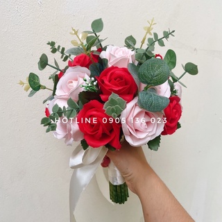 Hoa cưới cầm tay cô dâu, bó hoa sáp cô dâu màu đỏ hoa Hồng điểm lá táo
