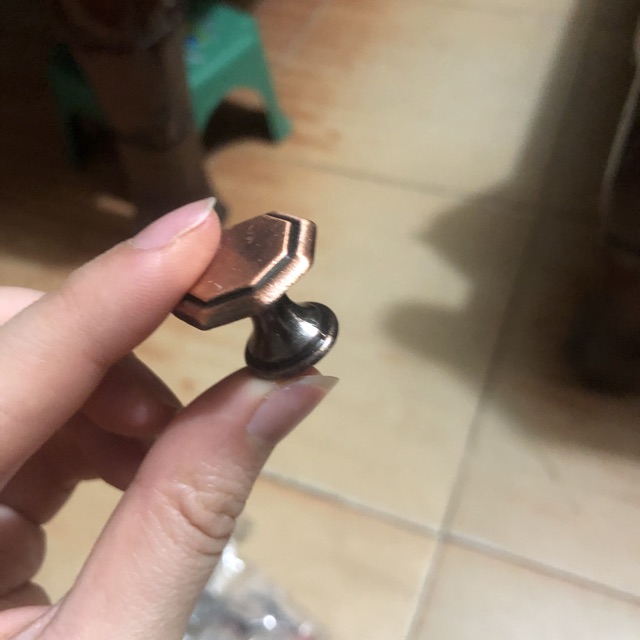Núm tủ đồng tặng kèm vít