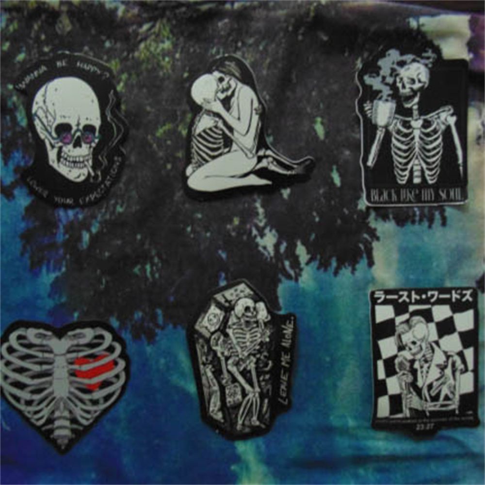 Set 50 miếng dán hình đầu lâu màu đỏ và đen trang trí laptop notebook đa năng