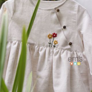 Váy linen thêu bé gái