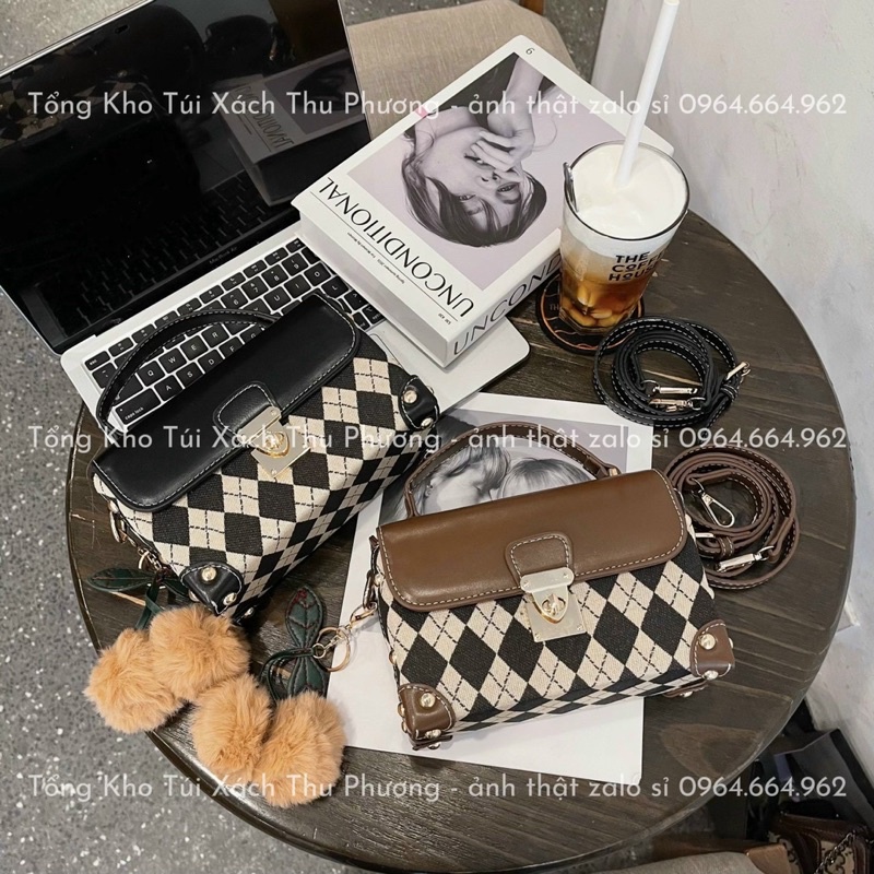 Túi đeo chéo,quai xách dáng hộp khoá xoay hoạ tiết hình thoi phong cách trẻ trung - hàng QCCC chuẩn (tặng kèm chùm bông)