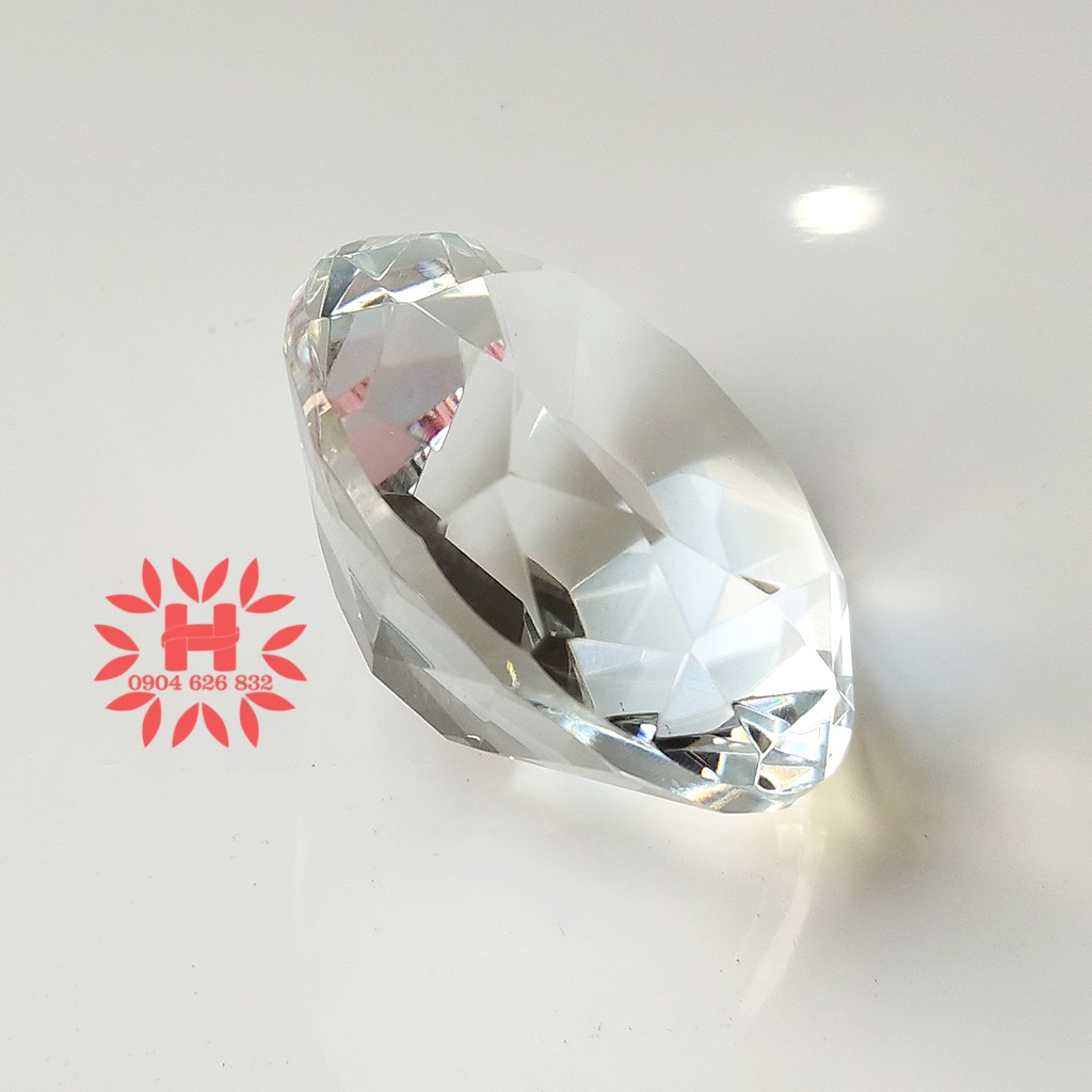 Pha lê hình dáng VIÊN KIM CƯƠNG  dùng làm mẫu Nail, chặn giấy hoặc trang trí