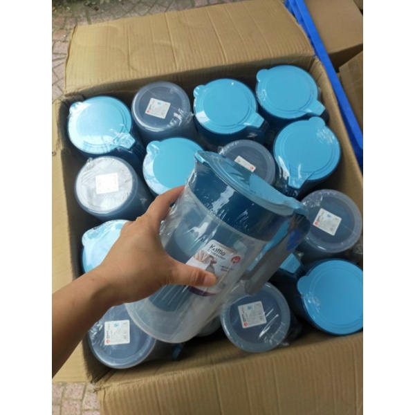 Bình đựng nước có tay cầm tặng kèm 4 cốc .ca đựng nước nhựa gia đình