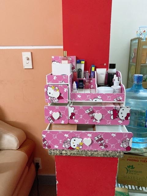 Kệ đựng mỹ phẩm chống bụi MAX PLUS hello kitty 35cm