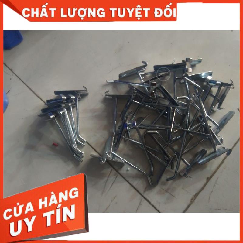 Móc sắt treo sản phẩm trên khung lưới