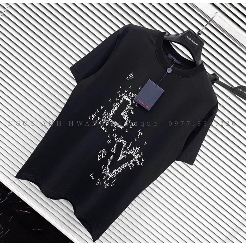 Áo phông V L nhiều chữ nhỏ TTA688