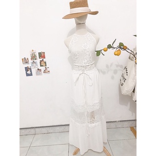 Váy maxi trắng đi biển