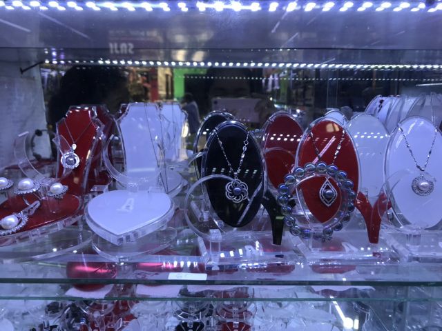 Bộ trưng bày trang sức đủ bộ vòng, nhẫn, bông tai bằng mica có 3 màu đỏ,đen,trắng