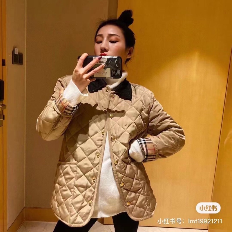 Áo khoác Burberry thiết kế áo khoác hình thoi có túi tiện lợi.