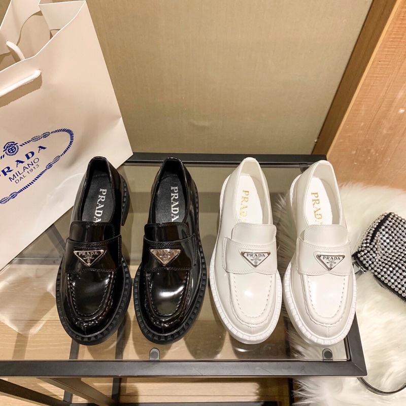 giày lười da nữ đế tăng chiều cao logo đính trang trí prada