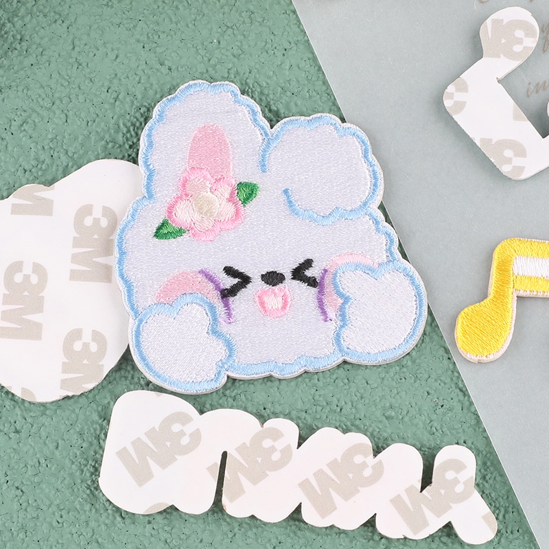 Miếng Dán Tự Dính Họa Tiết Hoạt Hình Dễ Thương Dùng Để Trang Trí Túi Xách/ Quần Áo Tiện Dụng