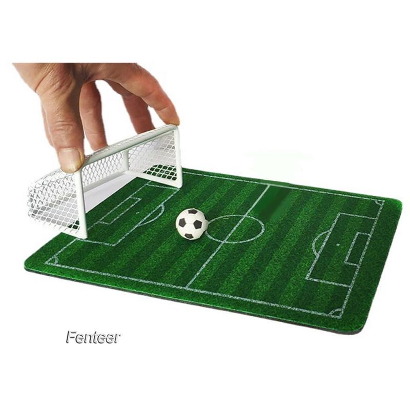 Mô hình bóng đá mini 11x6.5x6cm trang trí bàn làm việc