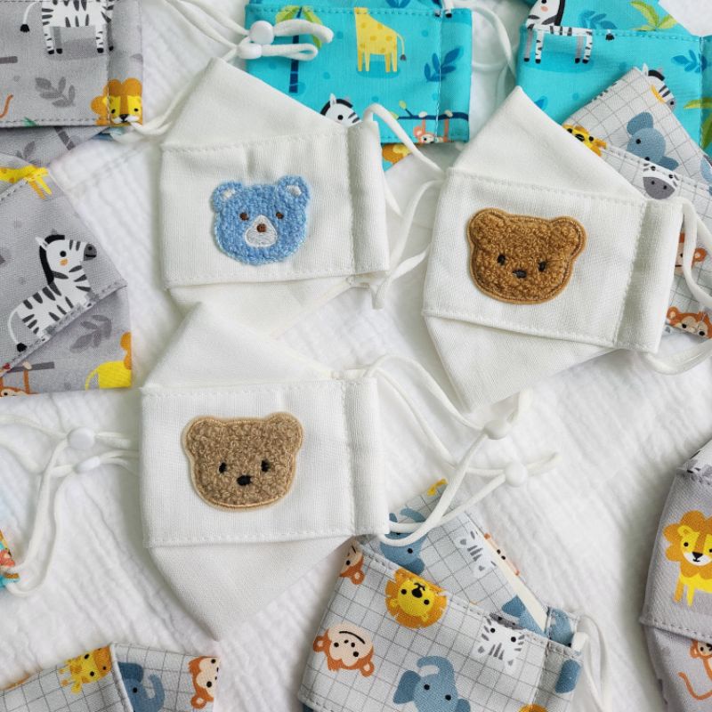 Khẩu trang vải linen cho bé, lót vải xô muslin bên trong thêu hình gấu nổi. Khẩu trang gấu cho bé