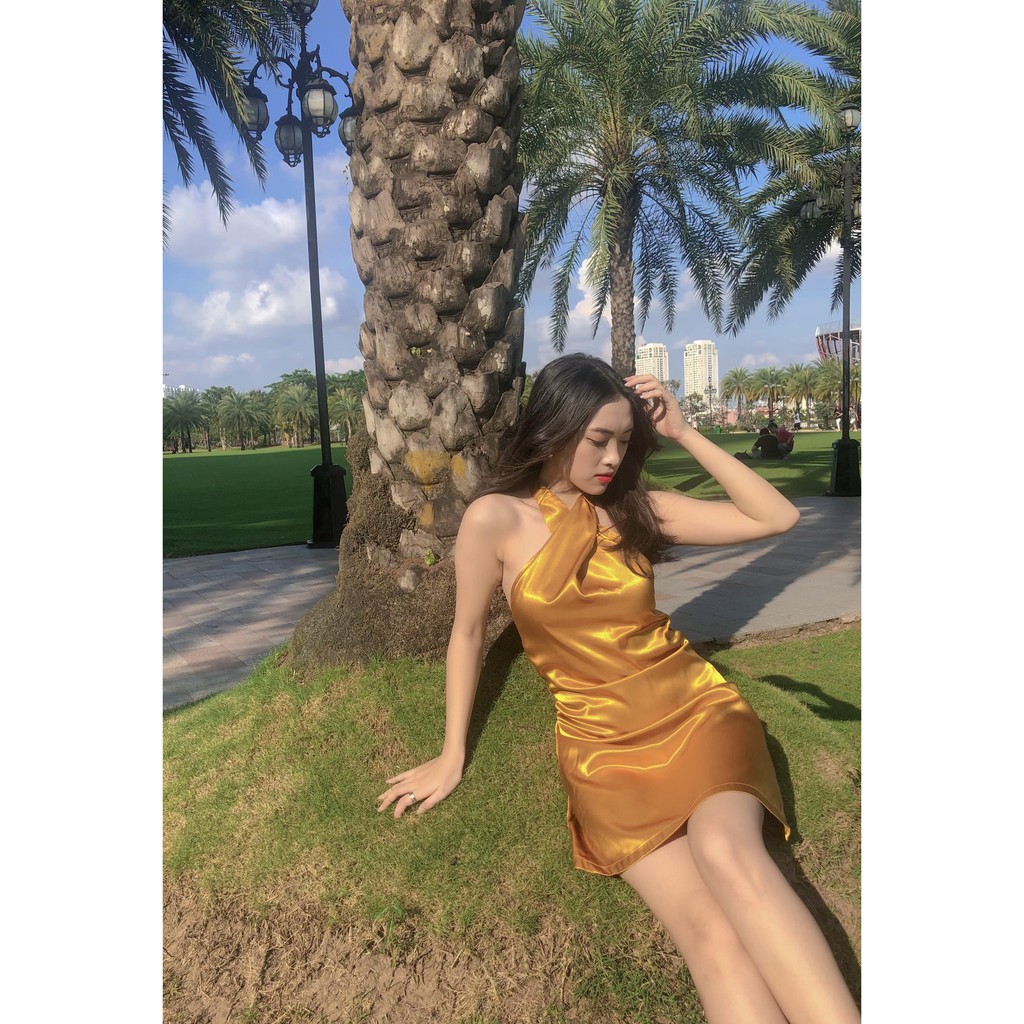 Đầm yếm hở lưng satin
