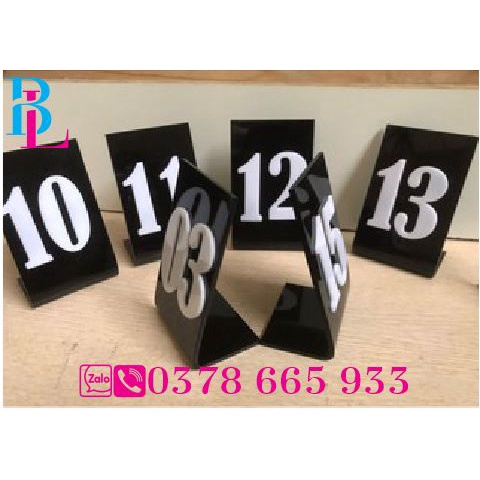 THẺ SỐ MICA ĐỂ BÀN CHỮ L NỀN ĐEN SỐ TRẮNG