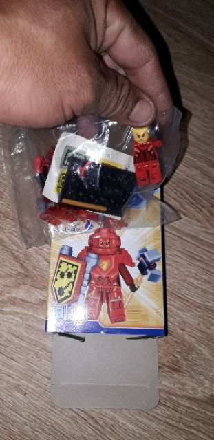 Lắp ráp 1 hộp LegoNexo Knight JR802 Đội quân anh hùng có nhiều chi tiết bằng nhựa