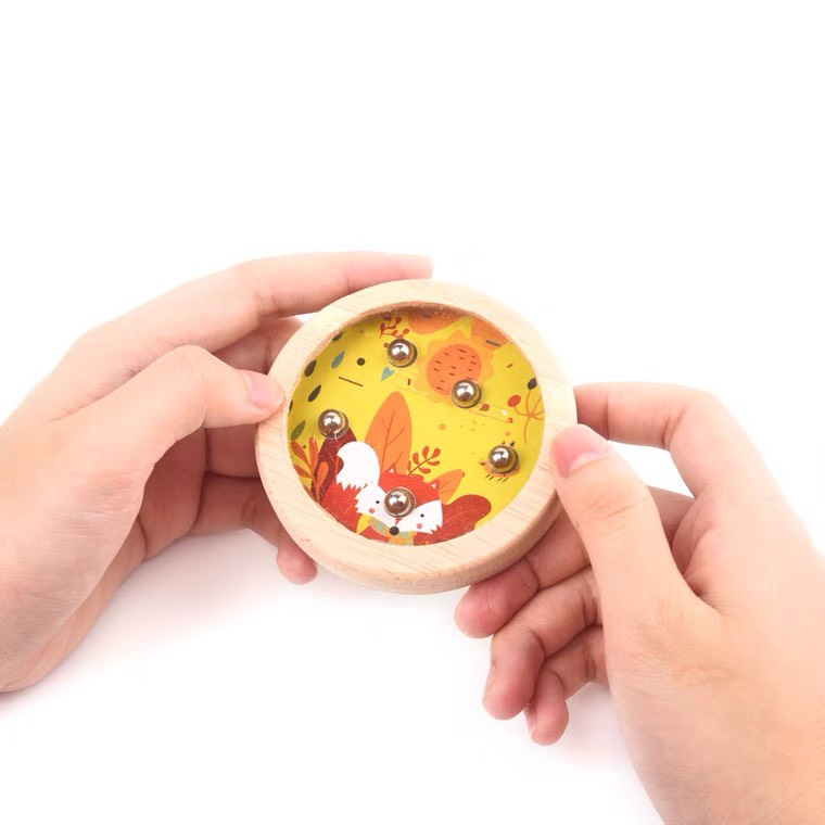 Trò chơi lăn bi mê cung trên bẳng gỗ rèn luyện tính kiên nhẫn, khéo léo, xả stress