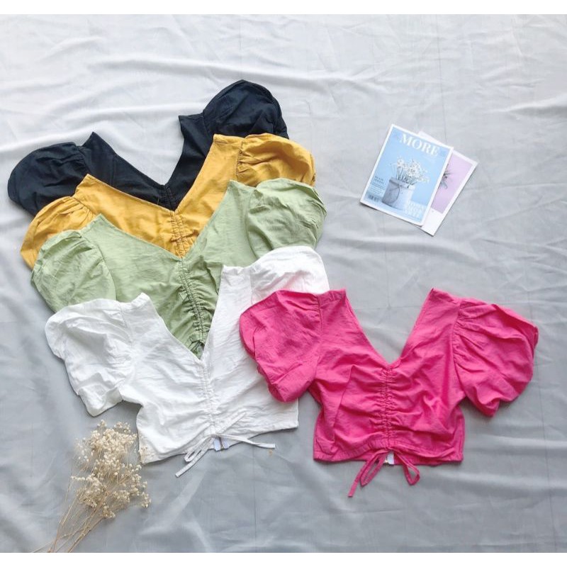 Áo crop top cổ tim tay phồng rút dây ngực.
