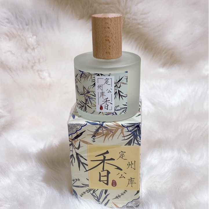 Nước hoa nắp gỗ cổ trang thơm lâu