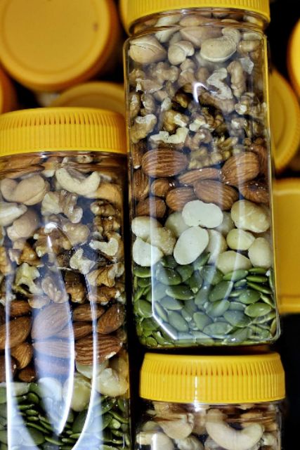 Hủ nhựa cao vuông nắp vàng 500ml 6x16cm | BigBuy360 - bigbuy360.vn