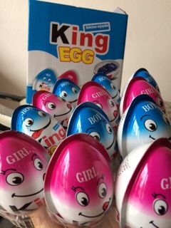 Trứng king egg , trứng bánh quy chấm socola kèm đồ chơi