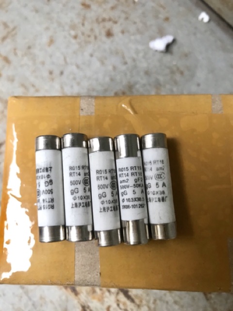 1 hộp 20 con cầu chì sứ 500V 5A