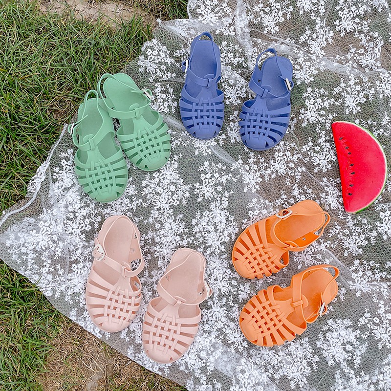 Giày sandal đế phẳng mặt rỗng có khóa gài màu trơn thời trang mùa hè dành cho bé trai và bé gái