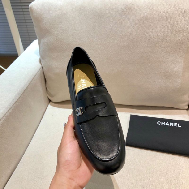 Giày lười loafer nữ da thật mũi tròn quai gắn logo CC 𝘾𝙝𝙖𝙣𝙚𝙡